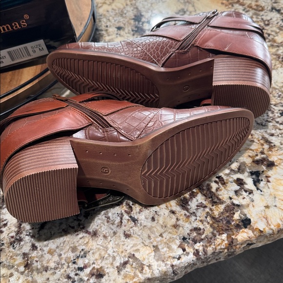 Pierre Dumas Embossed Leather Ankle Boots with Buckle BNWT and box - Picture 6 of 6